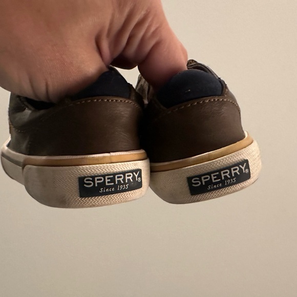 Boys Sperry shoes size 9 - Picture 3 of 4